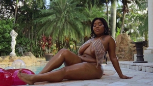 Brazzers Exxtra: Yummy's Titties Out to Play