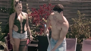 Hitzefrei: Big Guy and Tattoo Lady Play in the Pool