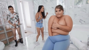 Brazzers Exxtra: Curvy Yoga Beauty Leila's Bathtub Surprise
