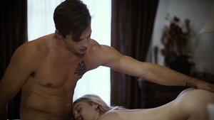 Hung jock stretches tight reality star hole